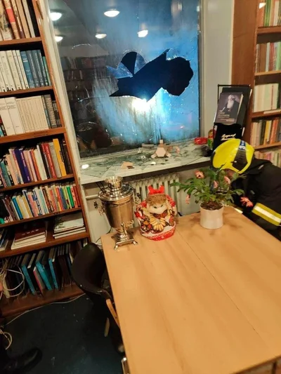 Některé Molotovovy koktejly nevybuchly. 