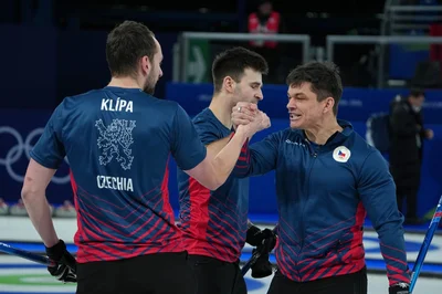 Čeští curleři slaví první výhru.