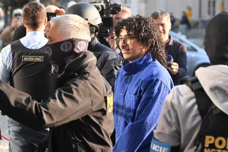 Mladíka přivedla policie k soudu. Ten ho poslal do vazby.