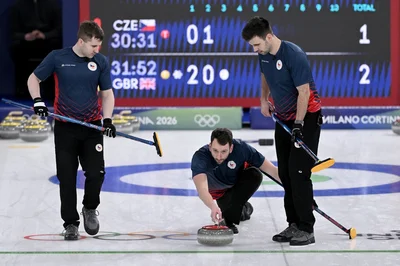 Lukáš Klíma posílá kámen při utkání s Velkou Británií.