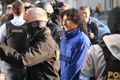 Mladíka přivedla policie k soudu. Ten ho poslal do vazby.