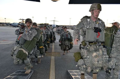 Tisíce amerických výsadkářů míří na Blízký východ.