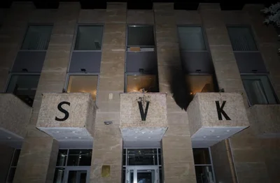 Zápalné lahve nezpůsobily dramatické škody.