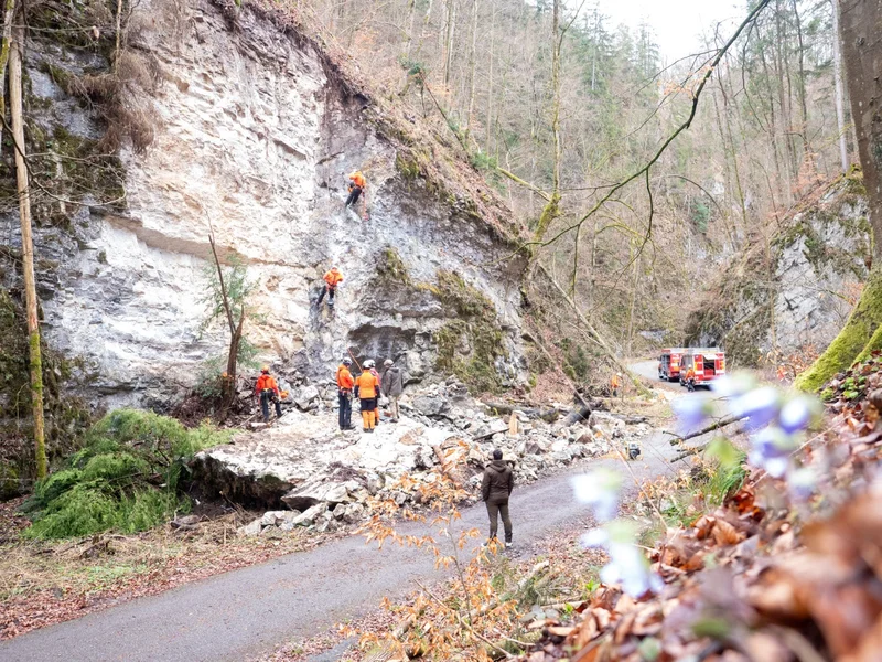 Tento týden se začnou kameny z cesty odklízet.