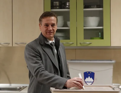 Premiér Golop u volební urny.