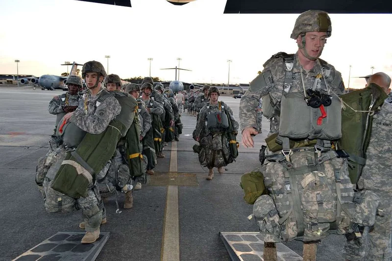 Tisíce amerických výsadkářů míří na Blízký východ.