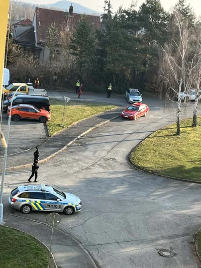 Na místě zasahují policisté a úředníci. 