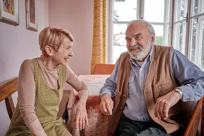 Zdeněk Svěrák a Daniela Kolářová ve filmu Betlémské světlo (2022)