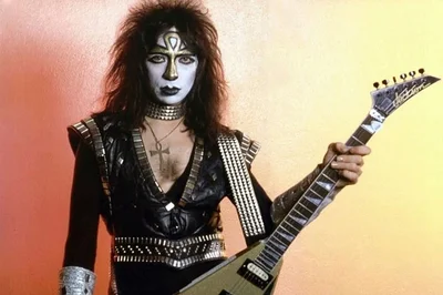 Vinnie Vincent znovu použil make up z dob svého účinkování v Kiss.