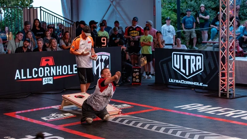 Dayton Webber při cornholovém zápase.