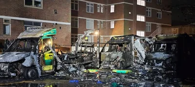 Shořelé židovské sanitky v Londýně.