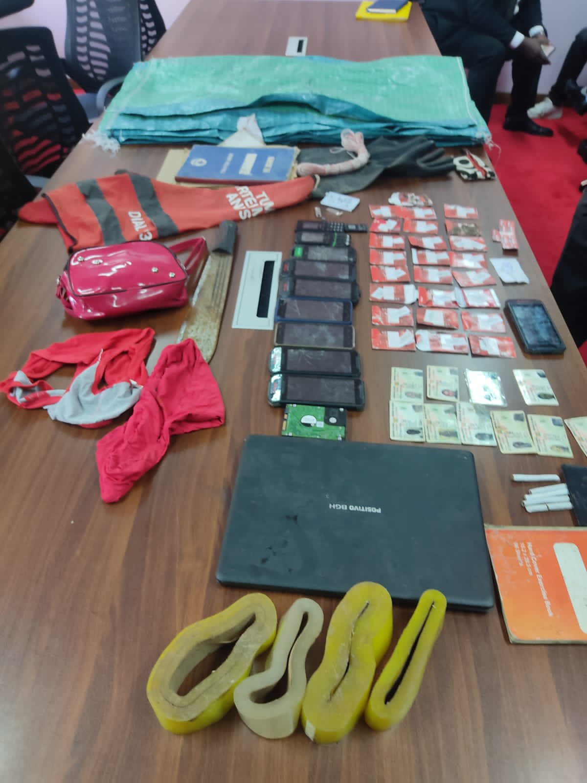 Věci obětí nalezené při domovní prohlídce.