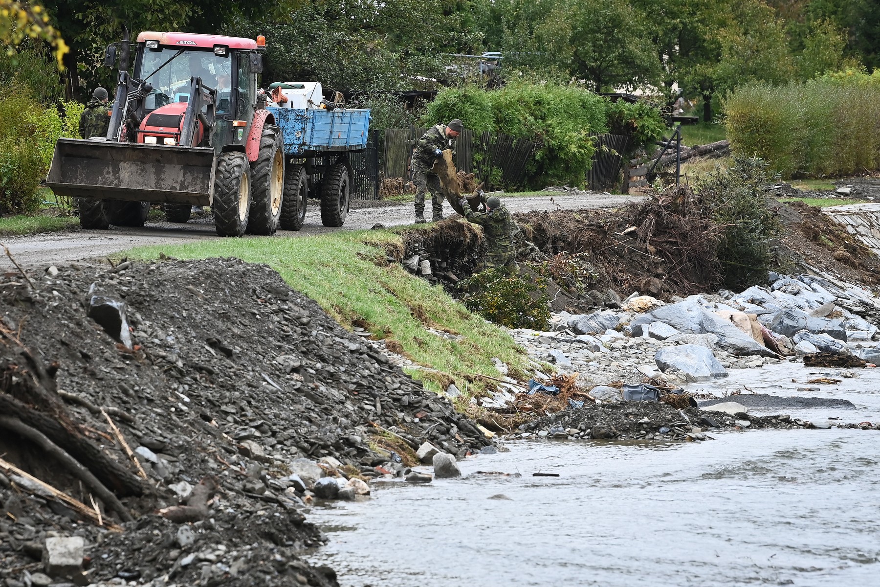 Obec Holčovice po povondích (6. 10. 2024)