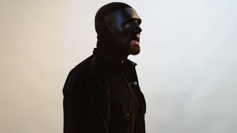 Rapper C. Gambino vystupoval kvůli své kriminální činnosti, výhradně v masce.