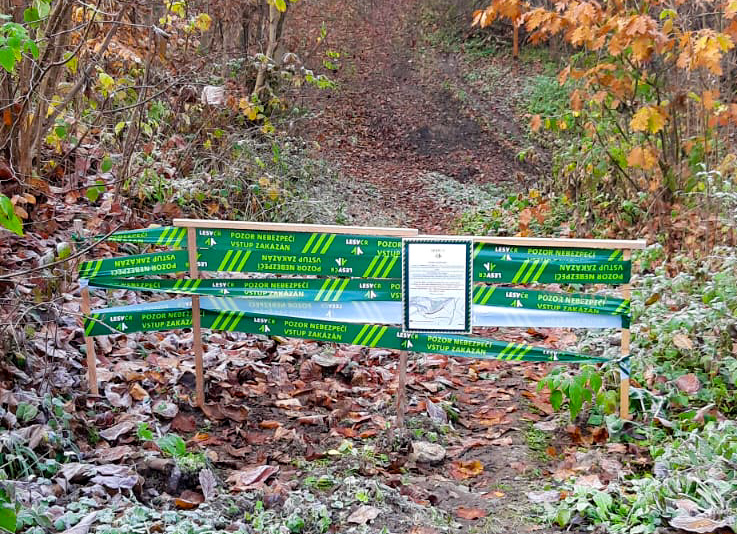 Po naučné stezce se zase procházejí turisté.