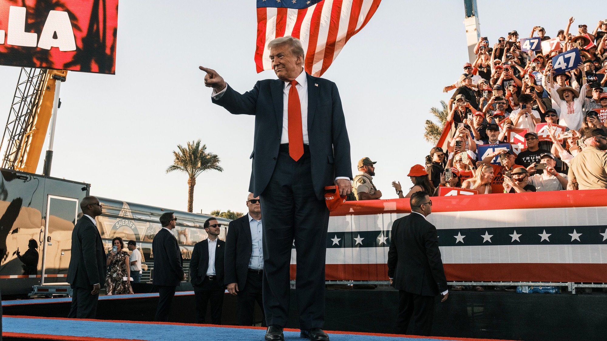 Donald Trump na mítinku, kde zatkli ozbrojeného muže.