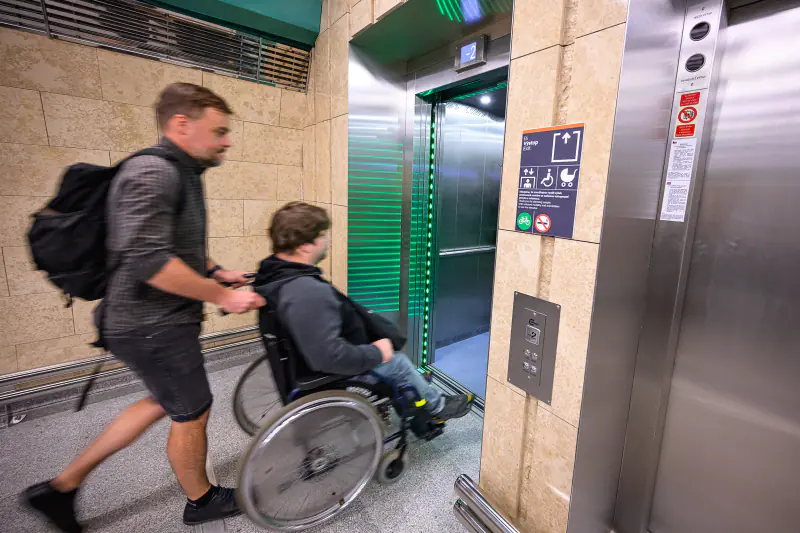 Výtah na stanici metra Jiřího z Poděbrad.