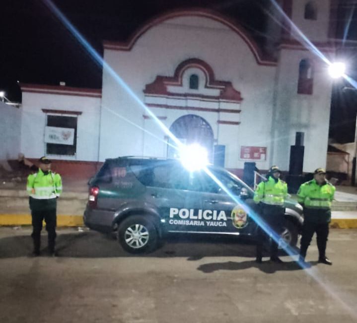 Policie na jihu Peru dohlíží na evakuaci lidí z oblastí zasažených zemětřesením.