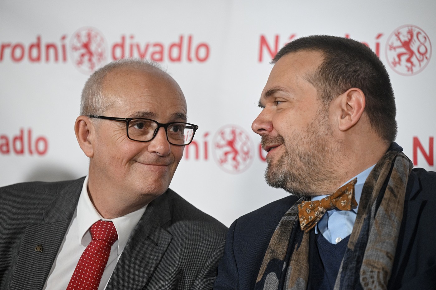 Jan Burian (vlevo) zůstává ve vedení Národního divadla. Na snímku s ministrem kultury Martinem Baxou.