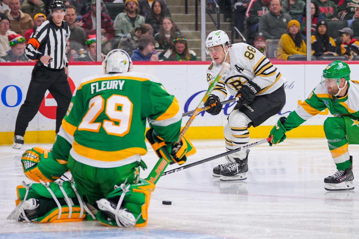 Pastrňák v šanci proti Fleurymu