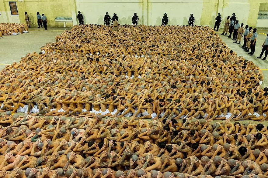 Věznice pro členy gangů v Salvadoru, kam by měli směřovat i migranti z USA.