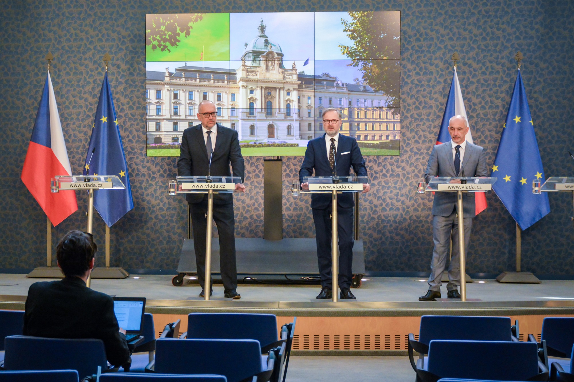 Foto z tiskové konference po jednání premiéra Petra Fialy  s ministrem školství Mikulášem Bekem a zástupci krajů