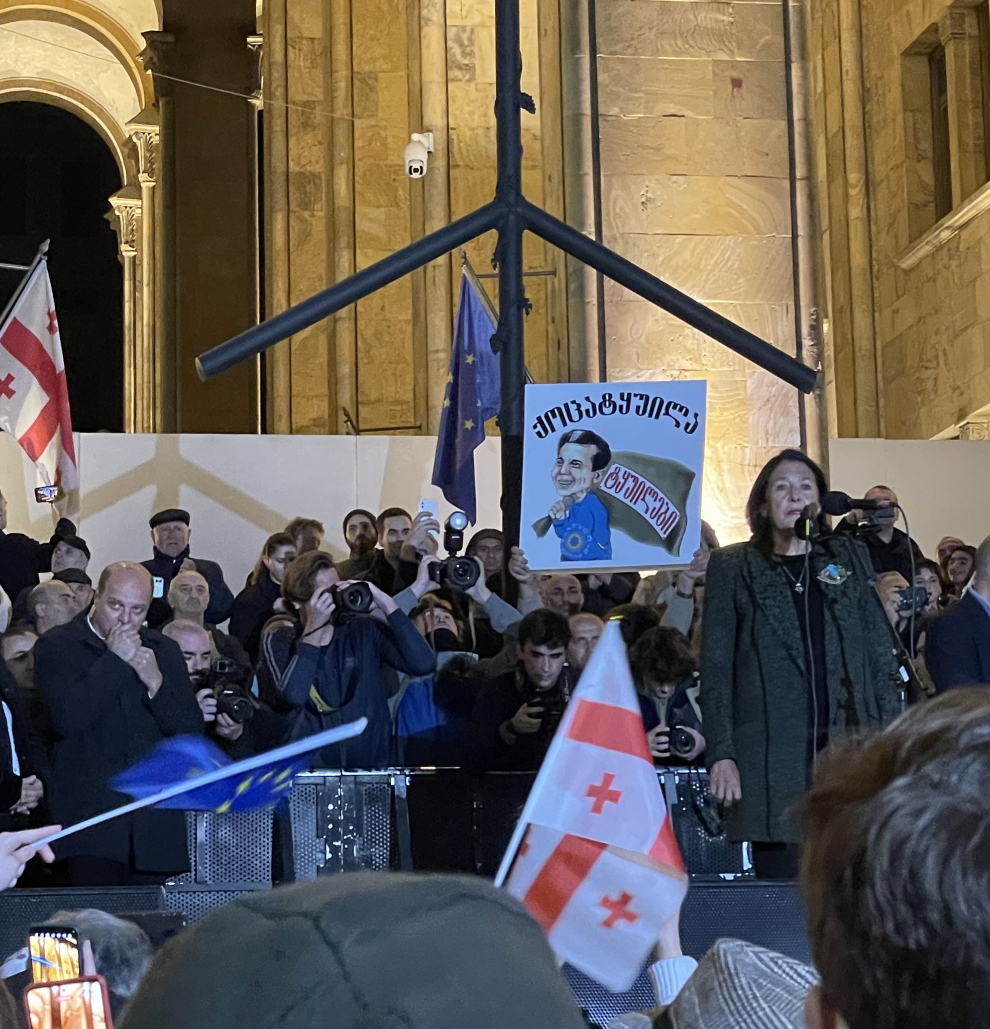 Příznivci opozice a prezidenky Salome Zurabašvili zaplnili hlavní náměstí v Tbilisi.