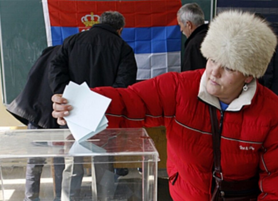 Jedna z pouhých 253 hlasujících v referendu na severu Kosova.