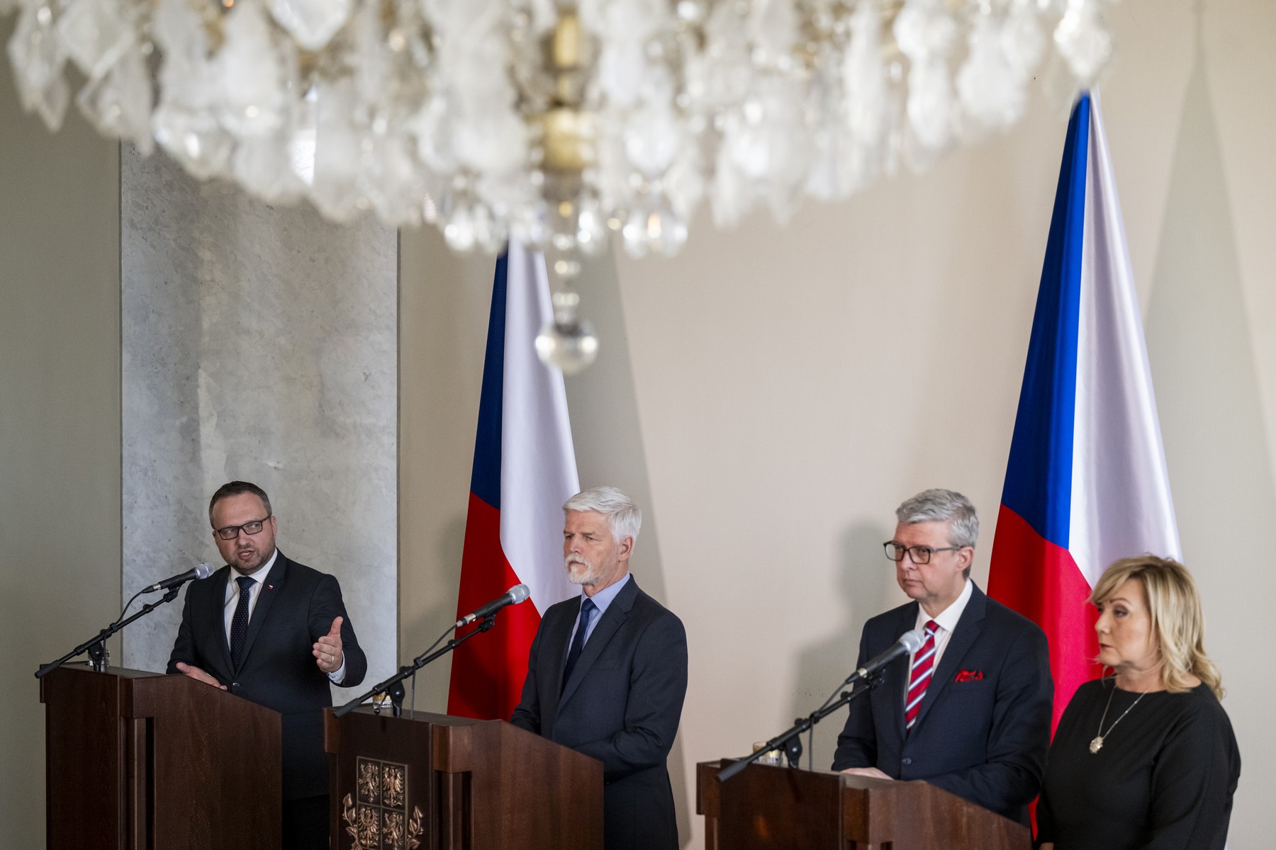 Foto z tiskové konference po jednání prezidenta, ministra sociálních věcí a zástupci hnutí ANO.