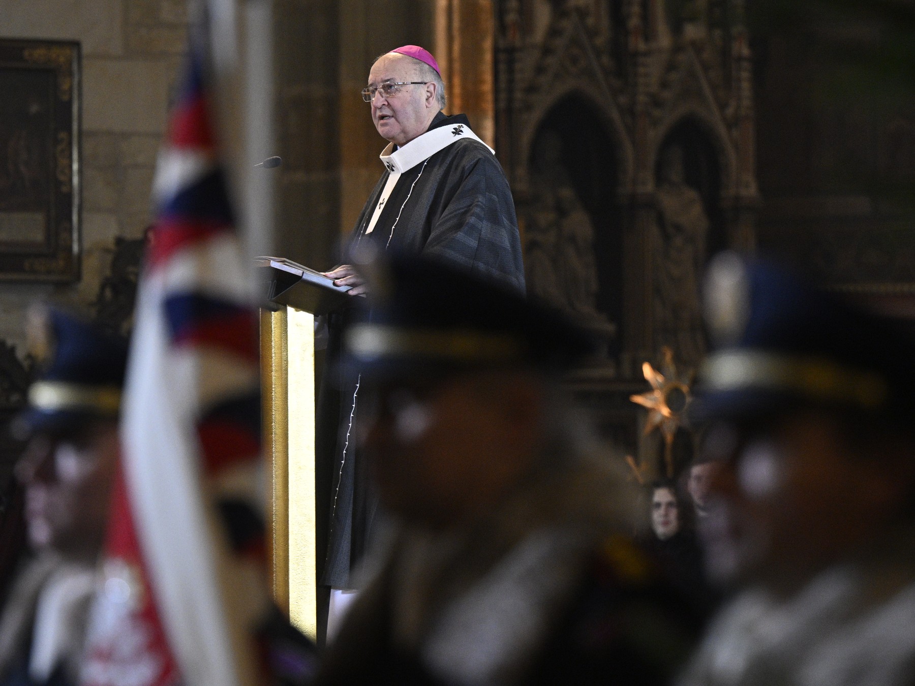 Pražský arcibiskup Jan Graubner sloužil mši za oběti čtvrteční tragické střelby na filozofické fakultě.