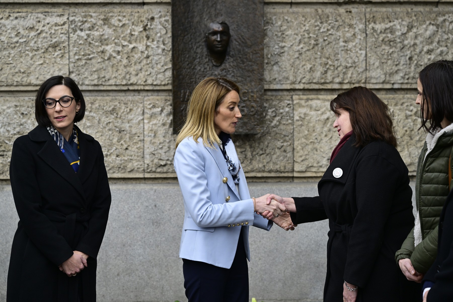 Předsedkyně Sněmovny Markéta Pekarová Adamová, šéfka europarlamentu Roberta Metsola a rektorka Univerzity Karlovy Milena Králíčková u pamětní desky Jana Palacha (14. 2. 2024)