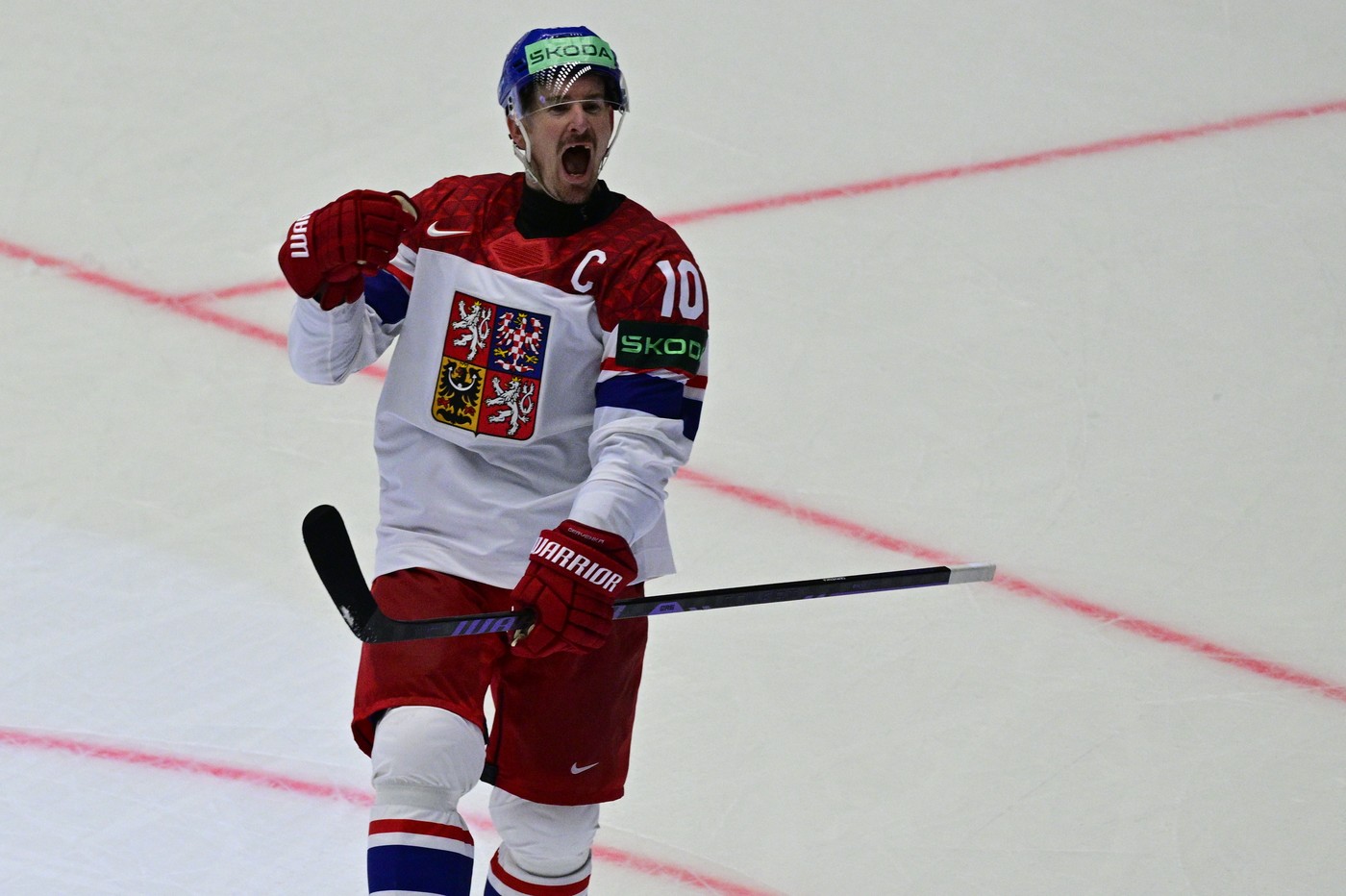 Roman Červenka oslavuje vítězný gól