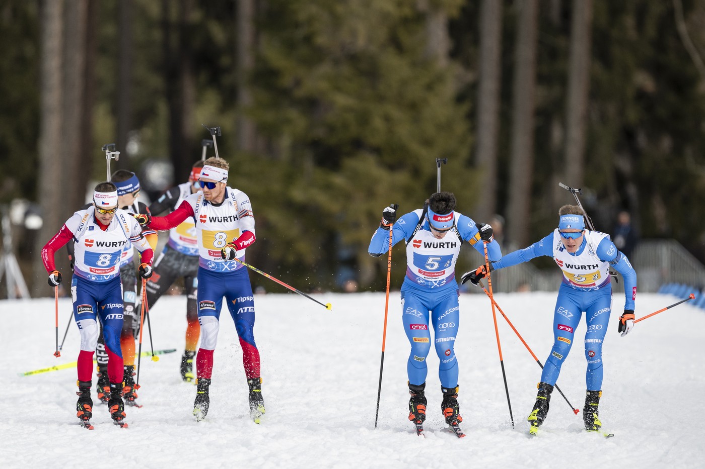 Michal Krčmář (vlevo) vyráží na závěrečný úsek, ve kterém dovedl štafetu k nečekanému úspěchu.