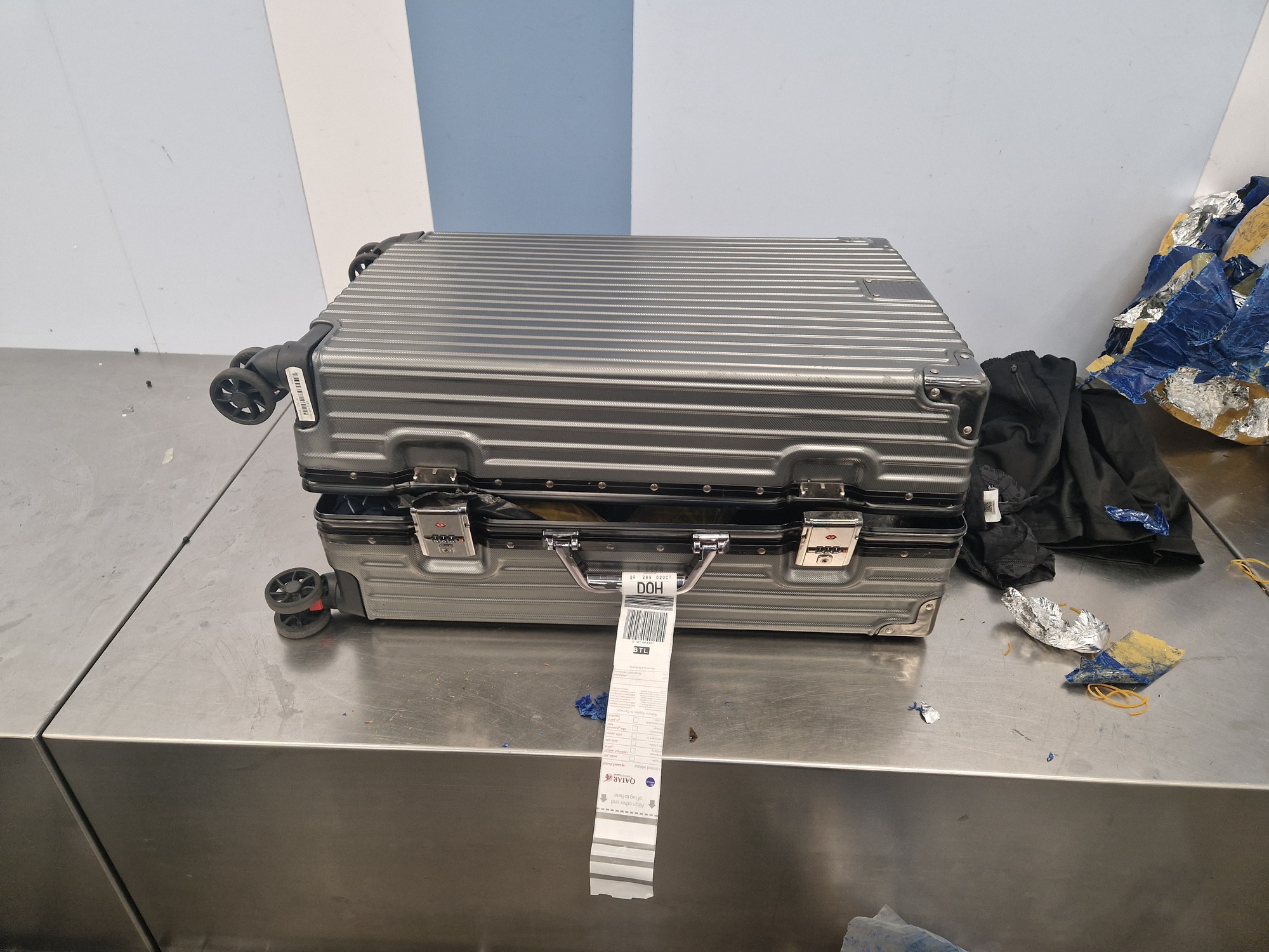 Kufr s živými rybami.