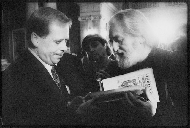 Václav Havel (vlevo) byl prvním vůdce Občanského fóra.