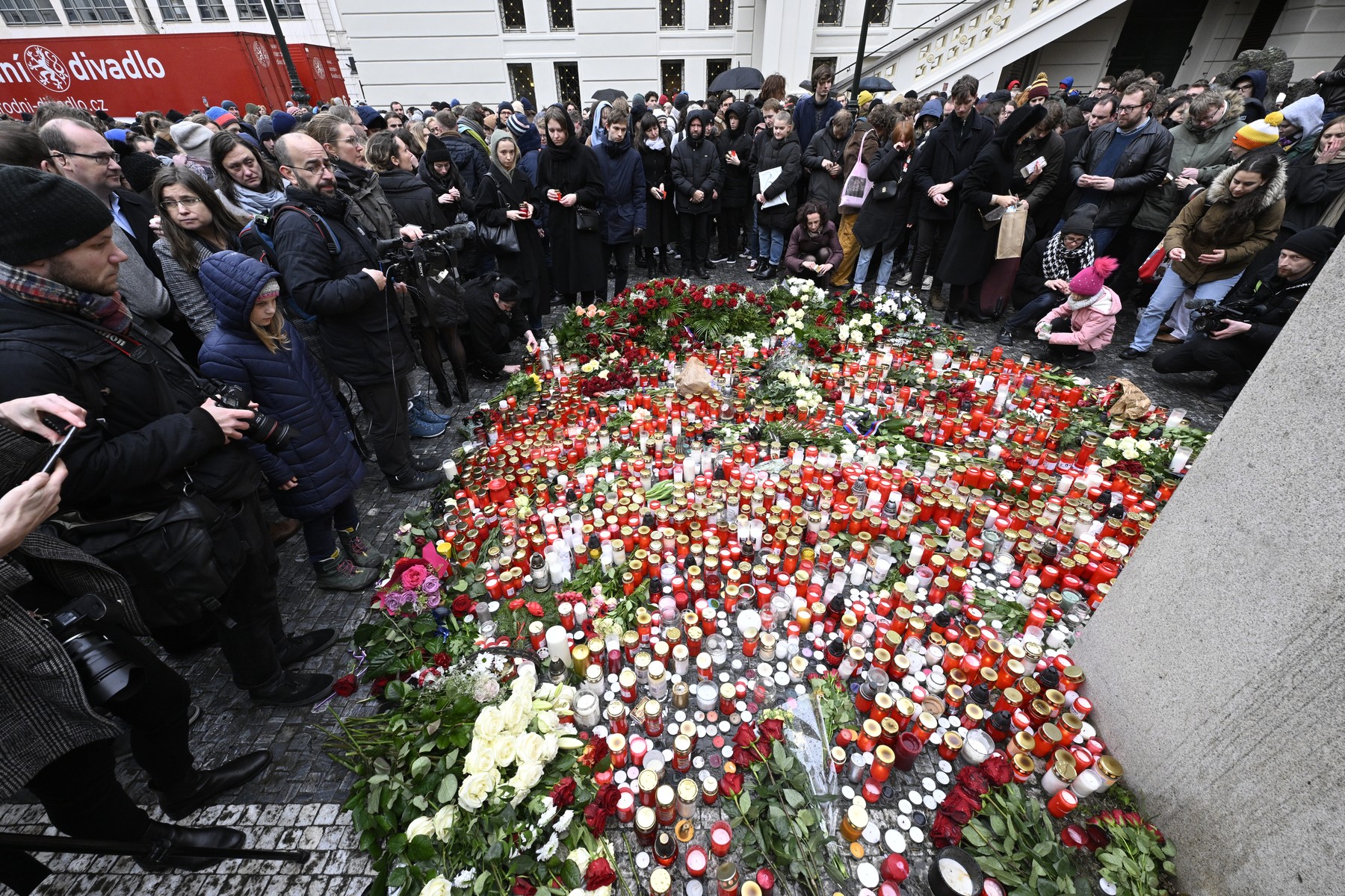 U fakulty vzniklo pietní místo.