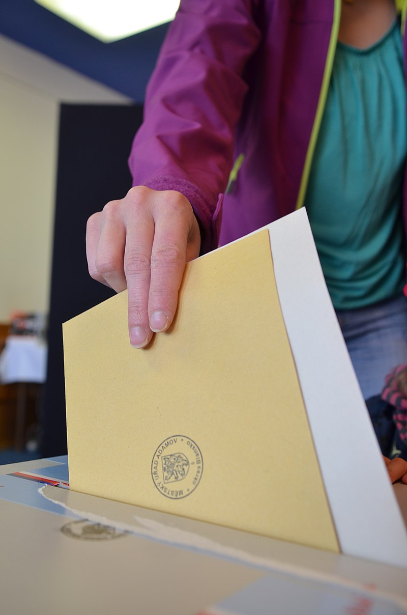 Má korespondenční volba zjednodušit volby nebo přihrát nové voliče vládním stranám?