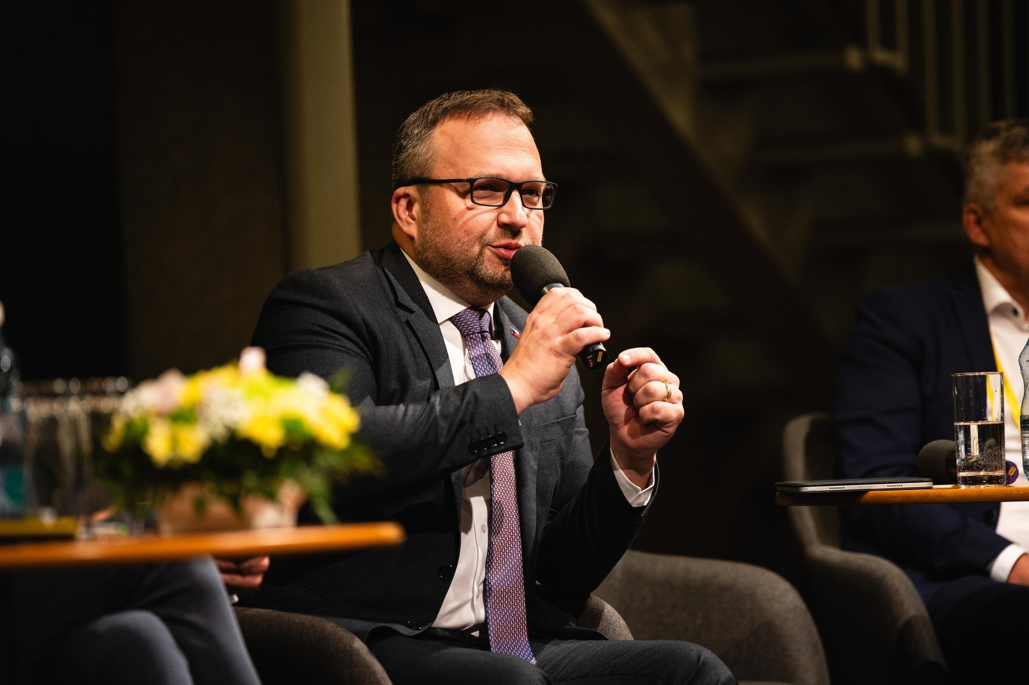 Marian Jurečka bude vysvětlovat, proč povolil pít alkohol na vánočním večírku.