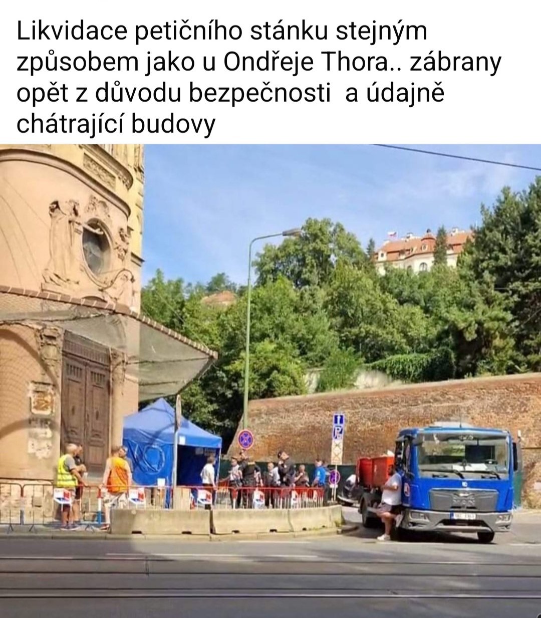 Odstraňování druhého petičního stánku.