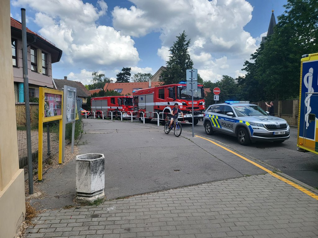 V počernické základní škole se zřítil strop v jedné ze tříd, 27. 6. 2024.