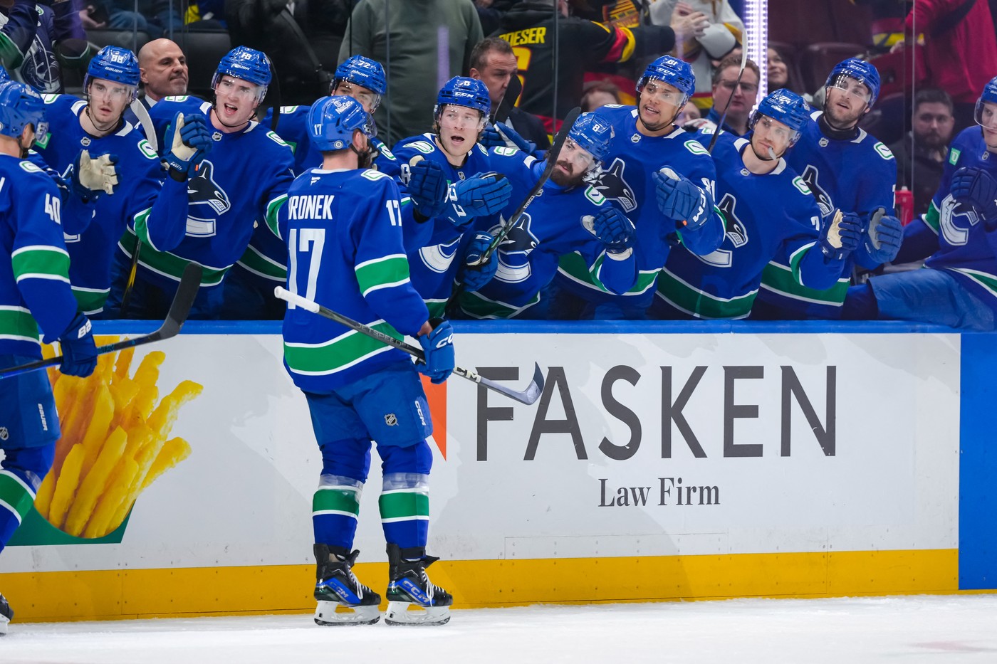 Filip Hronek řídil výhru Vancouveru