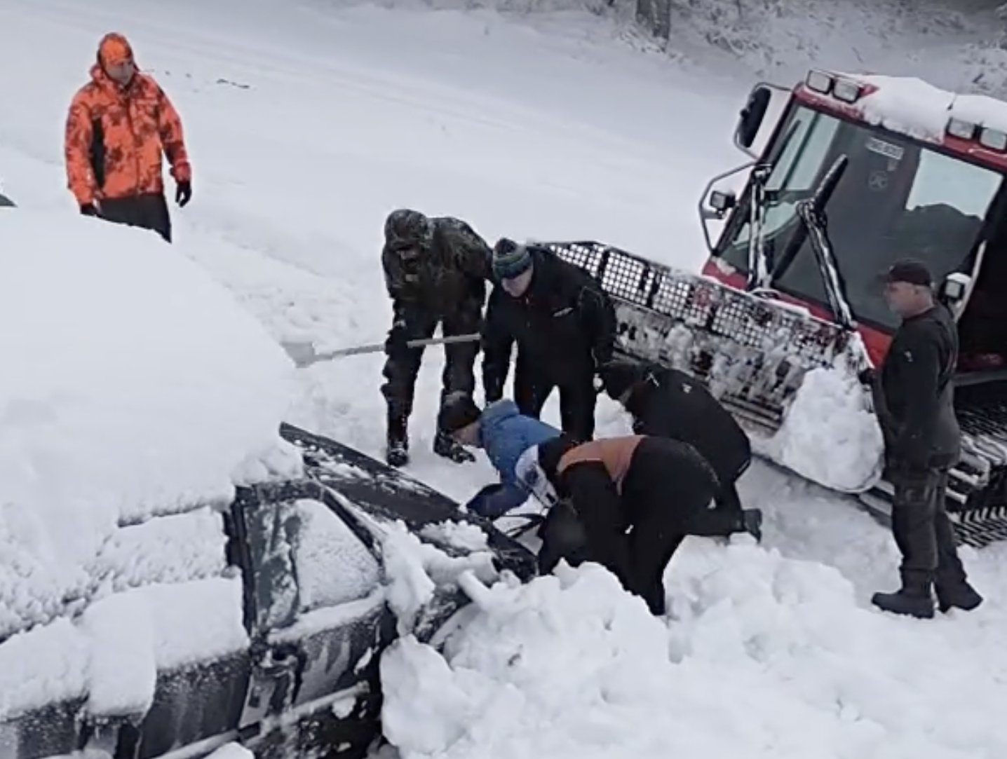 Vyproštění aut ze sněhu dalo pořádnou práci.