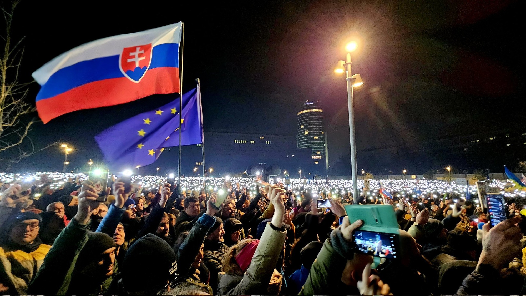 Bratislava dnes zažívá velký protivládní protest.
