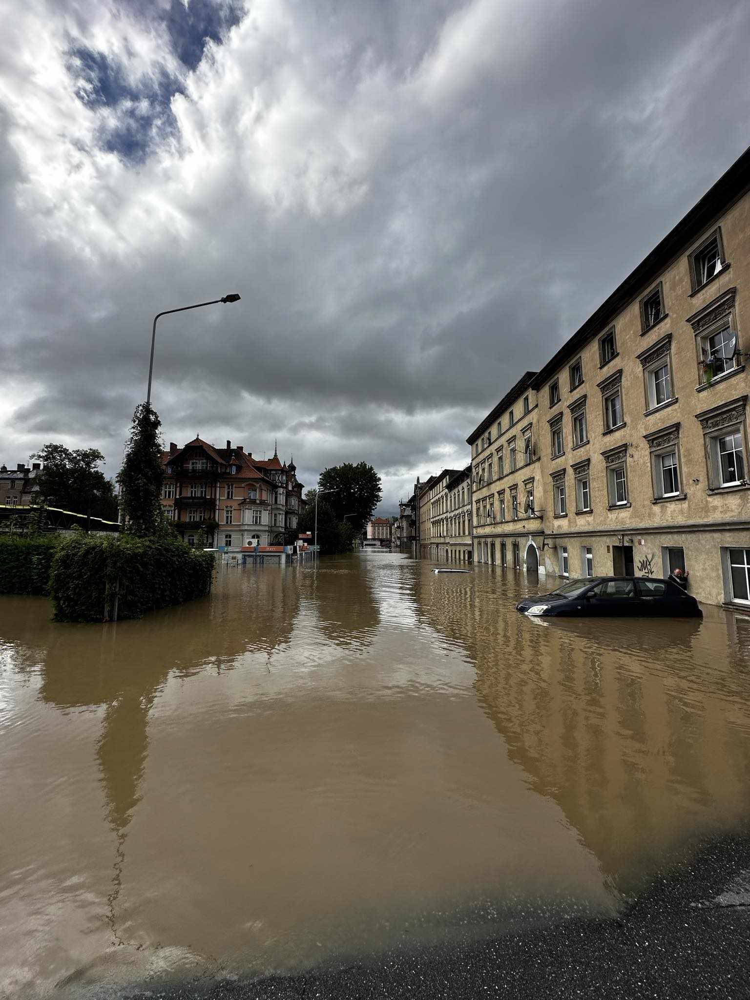 Obrázky takřka totožné jako v Česku, Velká voda drtí i jih Polska.