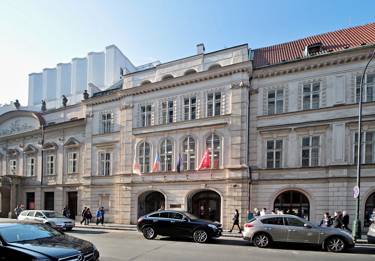 Na počátku celého sporu byl soud o Lidový dům v Hybernské ulici v Praze.