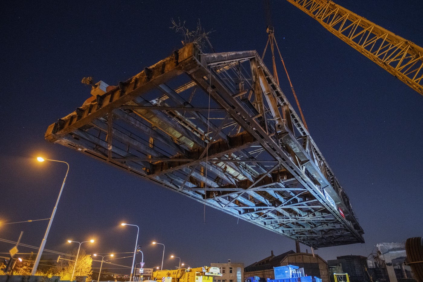 Jeřáb snesl v noci na 20. dubna 2029 Faltusův most vedoucí přes železniční trať v areálu plzeňské Škodovky.