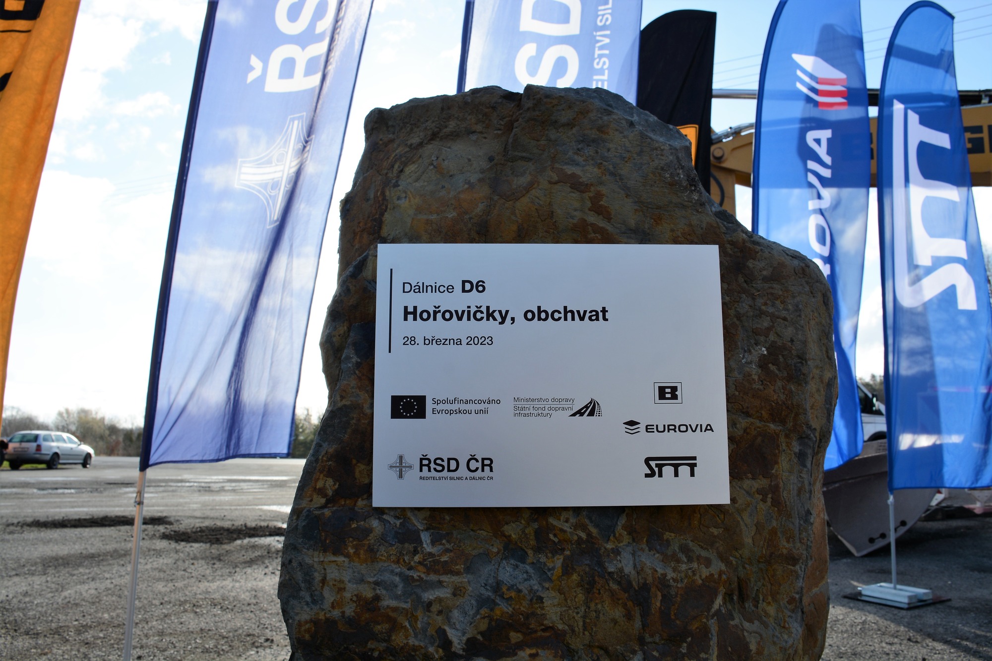 Úsek dálnice D6 u obce Hořovičky.