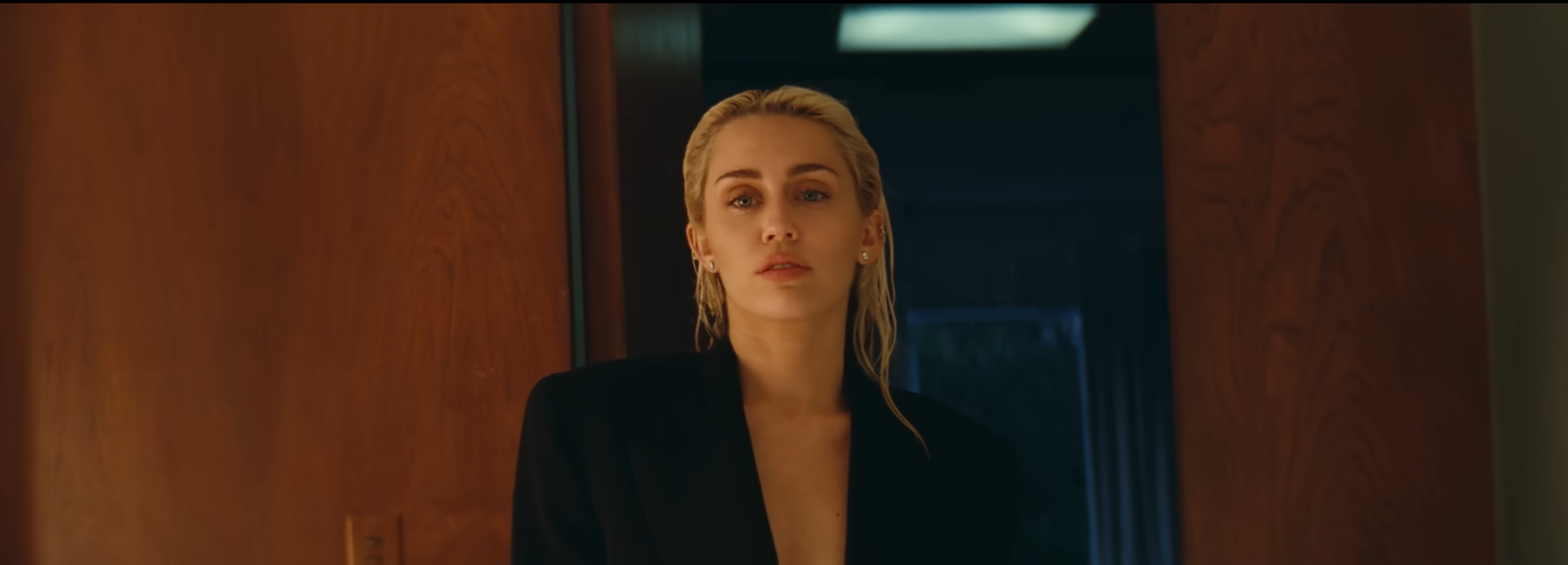 Miley Cyrus ve videoklipu k písni Flowers