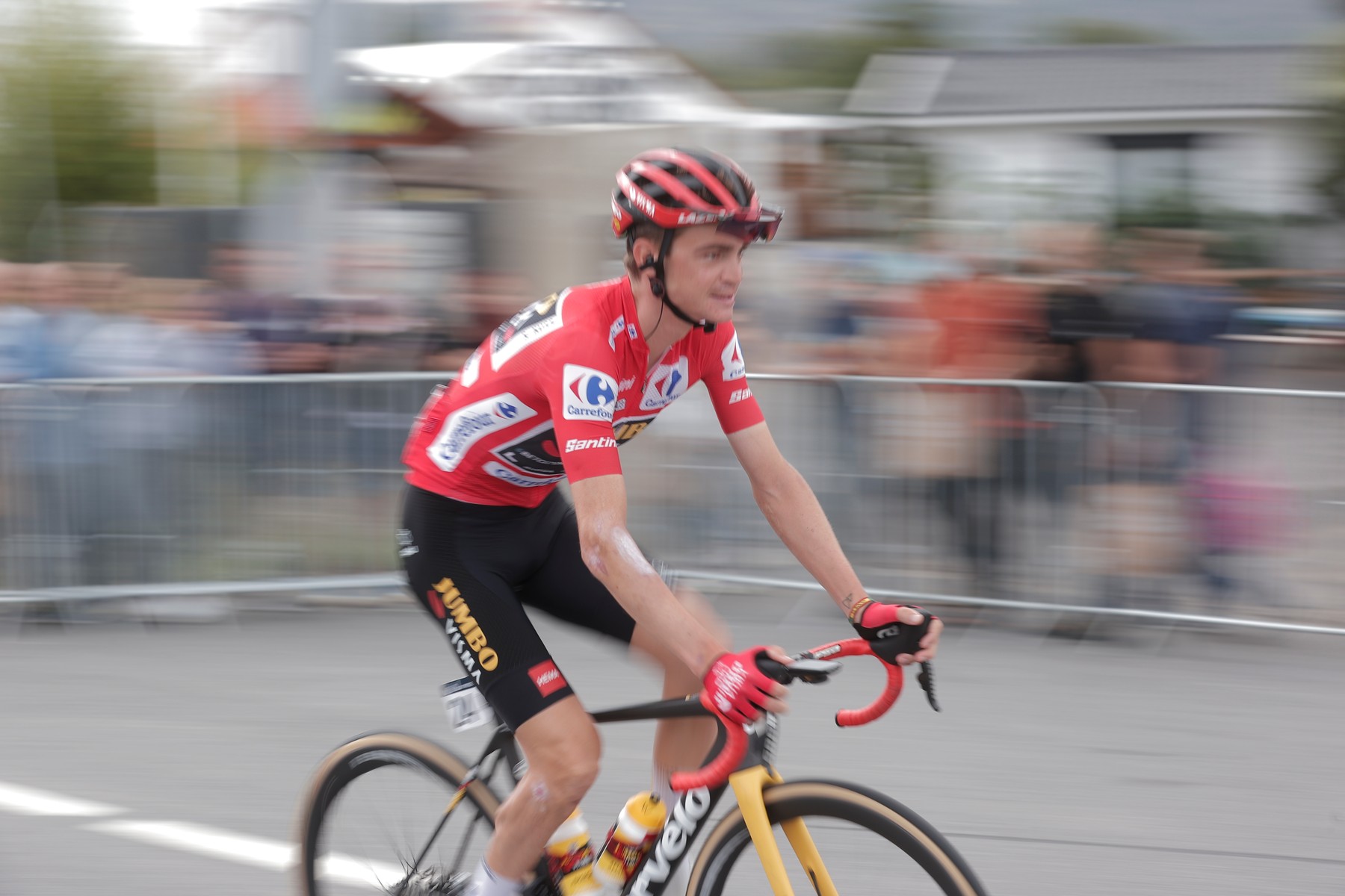 Sepp Kuss přijíždí na start předposlední etapy.