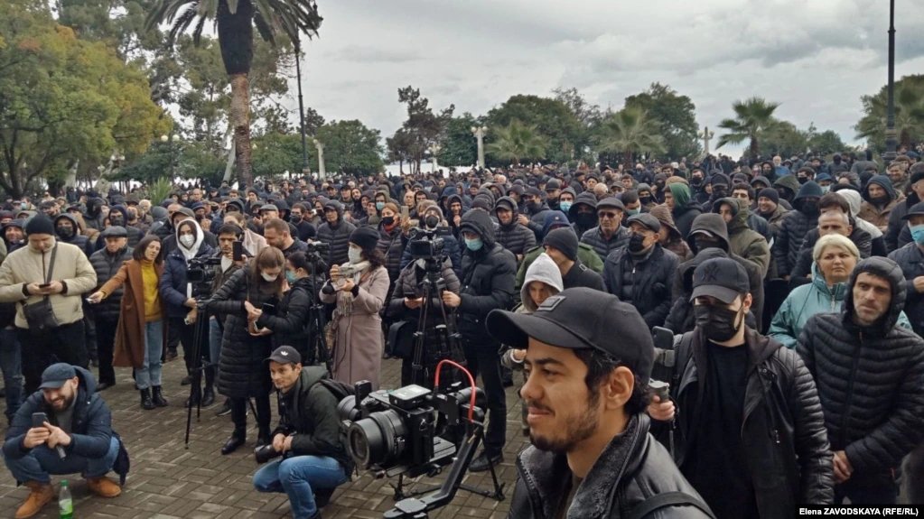 Protesty v Abcházii vyvolalo zatčení čtyř aktivistů.